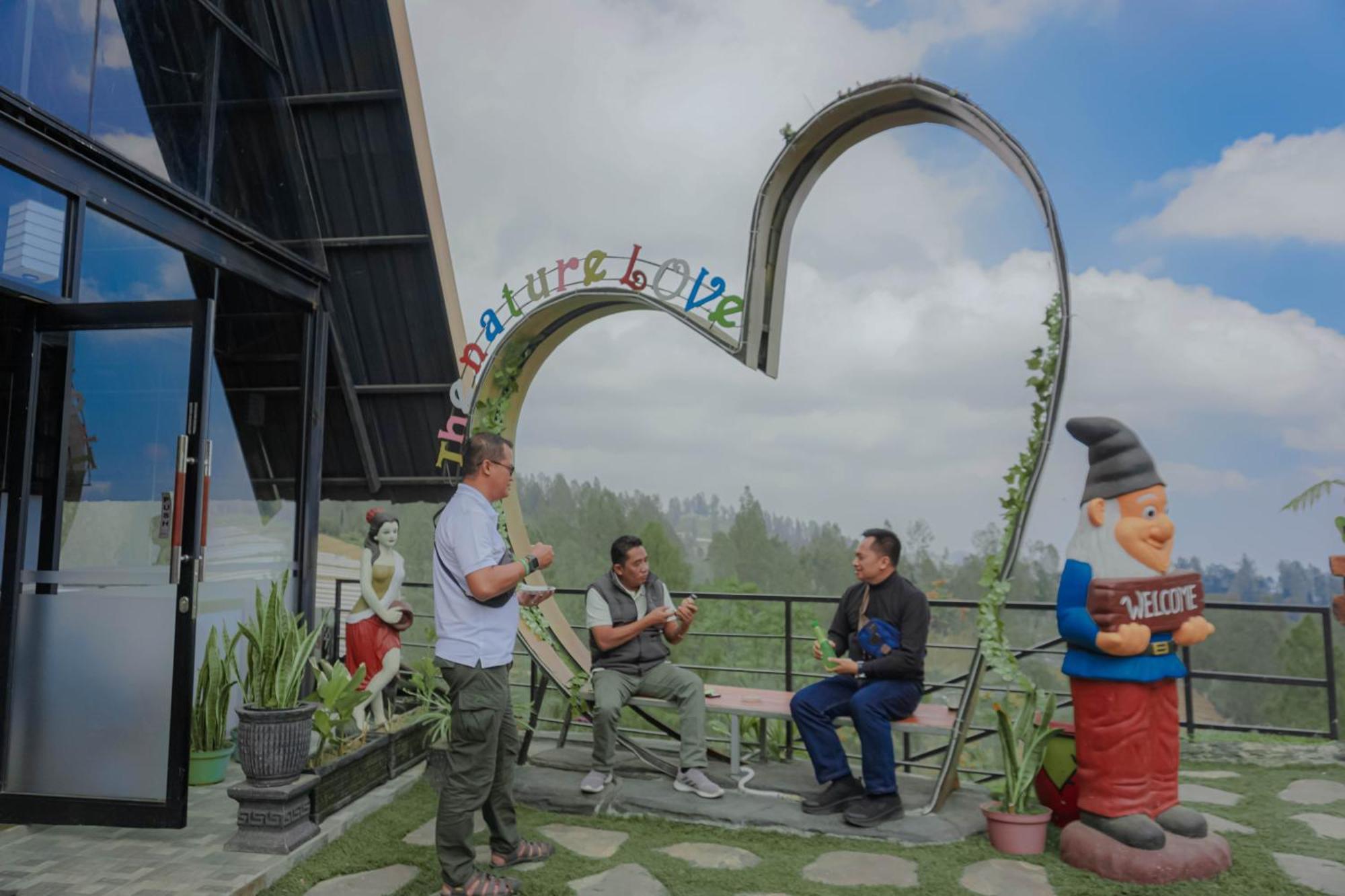 Hotel Nature Bromo And Resort ปาซูรูอัน ภายนอก รูปภาพ