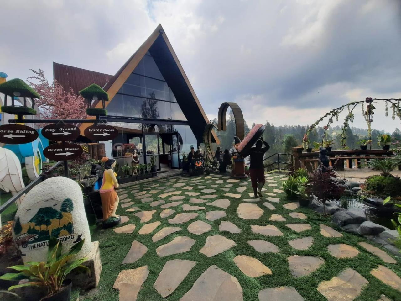 Hotel Nature Bromo And Resort ปาซูรูอัน ภายนอก รูปภาพ